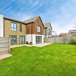 Beautiful 4Bh With Study - 8\' Walk To Lake- Ideal For Contractors, Business And Family!