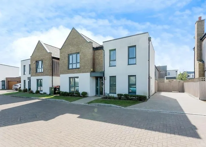 Beautiful 4Bh With Study - 8\' Walk To Lake- Ideal For Contractors, Business And Family!