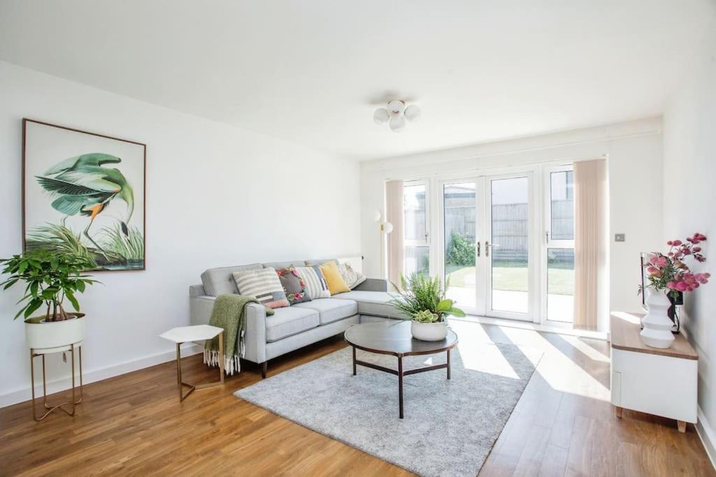 Beautiful 4bh With Study - 8' Walk To Lake- Ideal For Contractors, Business And Family! * Milton Keynes