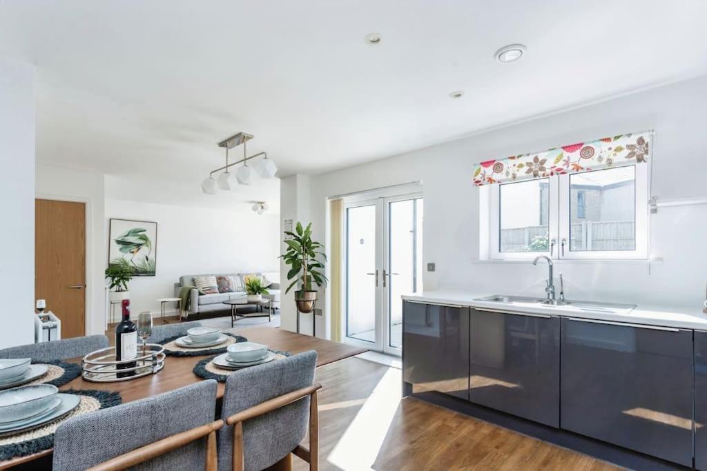 Holiday home Beautiful 4bh With Study - 8' Walk To Lake- Ideal For Contractors, Business And Family! Milton Keynes