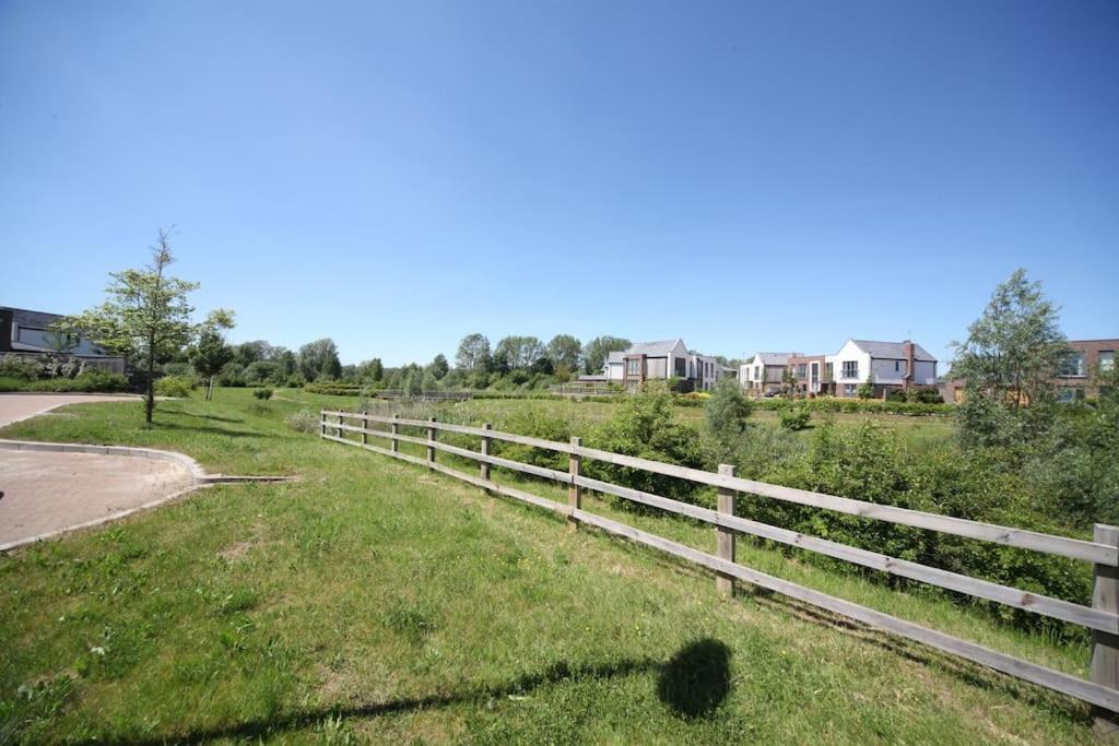 Beautiful 4bh With Study - 8' Walk To Lake- Ideal For Contractors, Business And Family! Holiday home