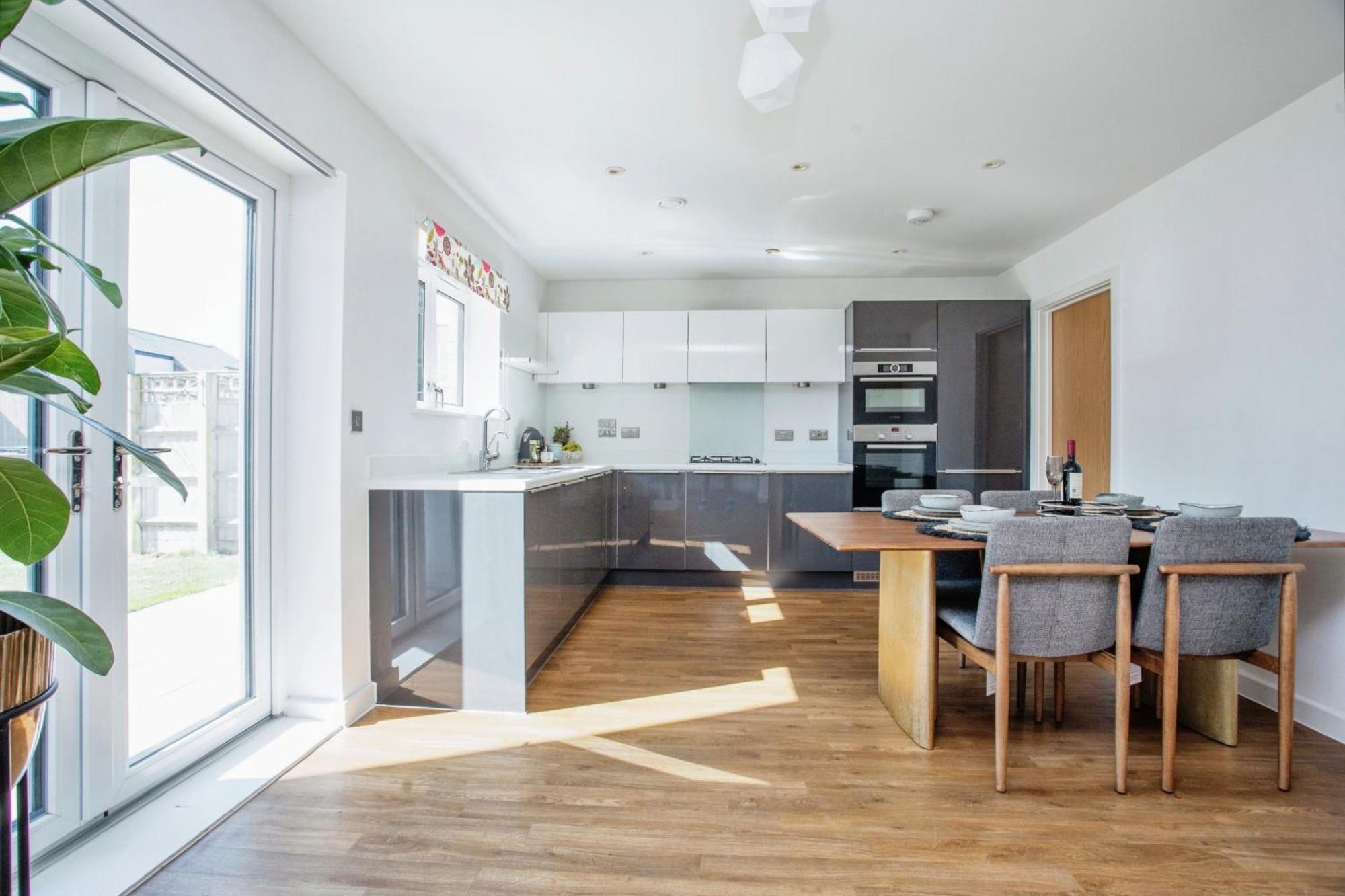 Beautiful 4bh With Study - 8' Walk To Lake- Ideal For Contractors, Business And Family! *