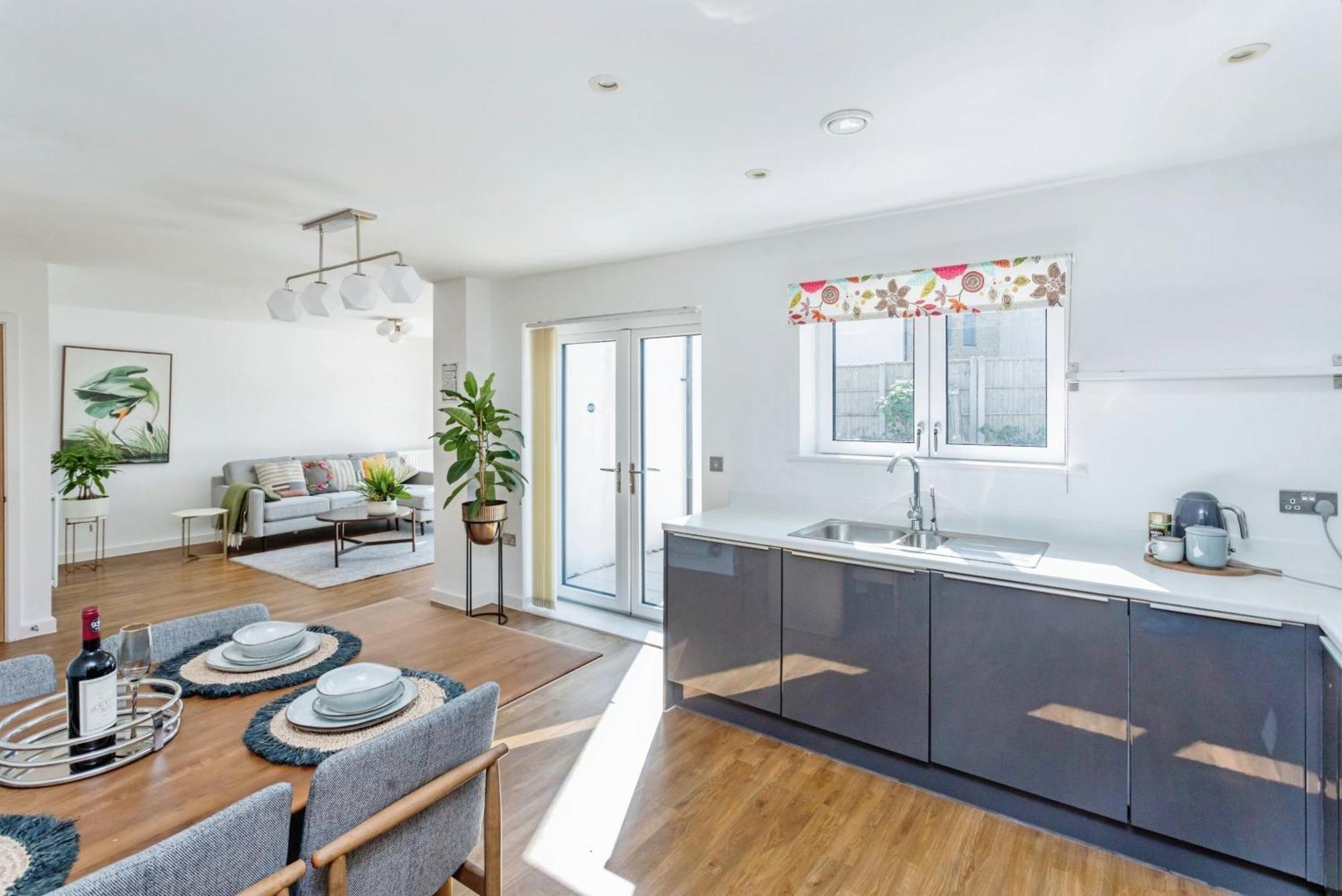 Holiday home Beautiful 4bh With Study - 8' Walk To Lake- Ideal For Contractors, Business And Family!