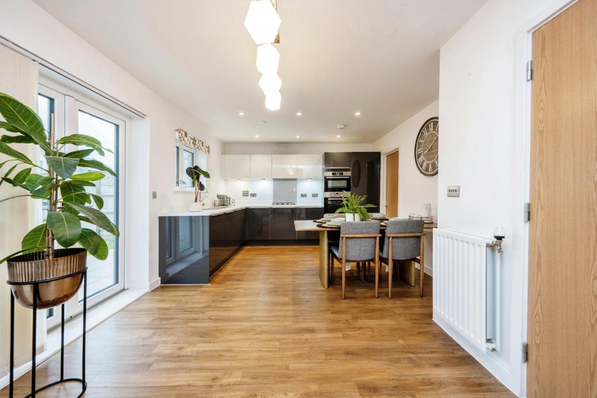 Beautiful 4bh With Study - 8' Walk To Lake- Ideal For Contractors, Business And Family! Holiday home *