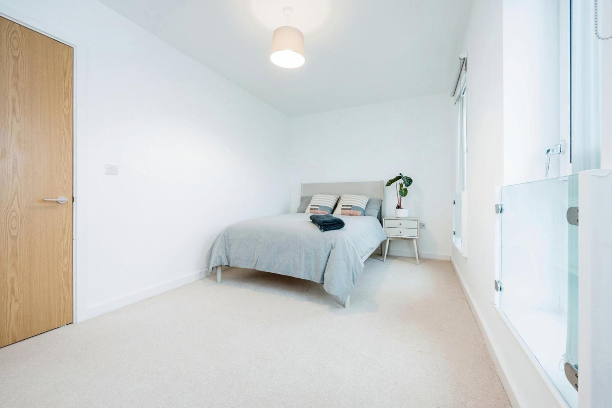 Beautiful 4bh With Study - 8' Walk To Lake- Ideal For Contractors, Business And Family!