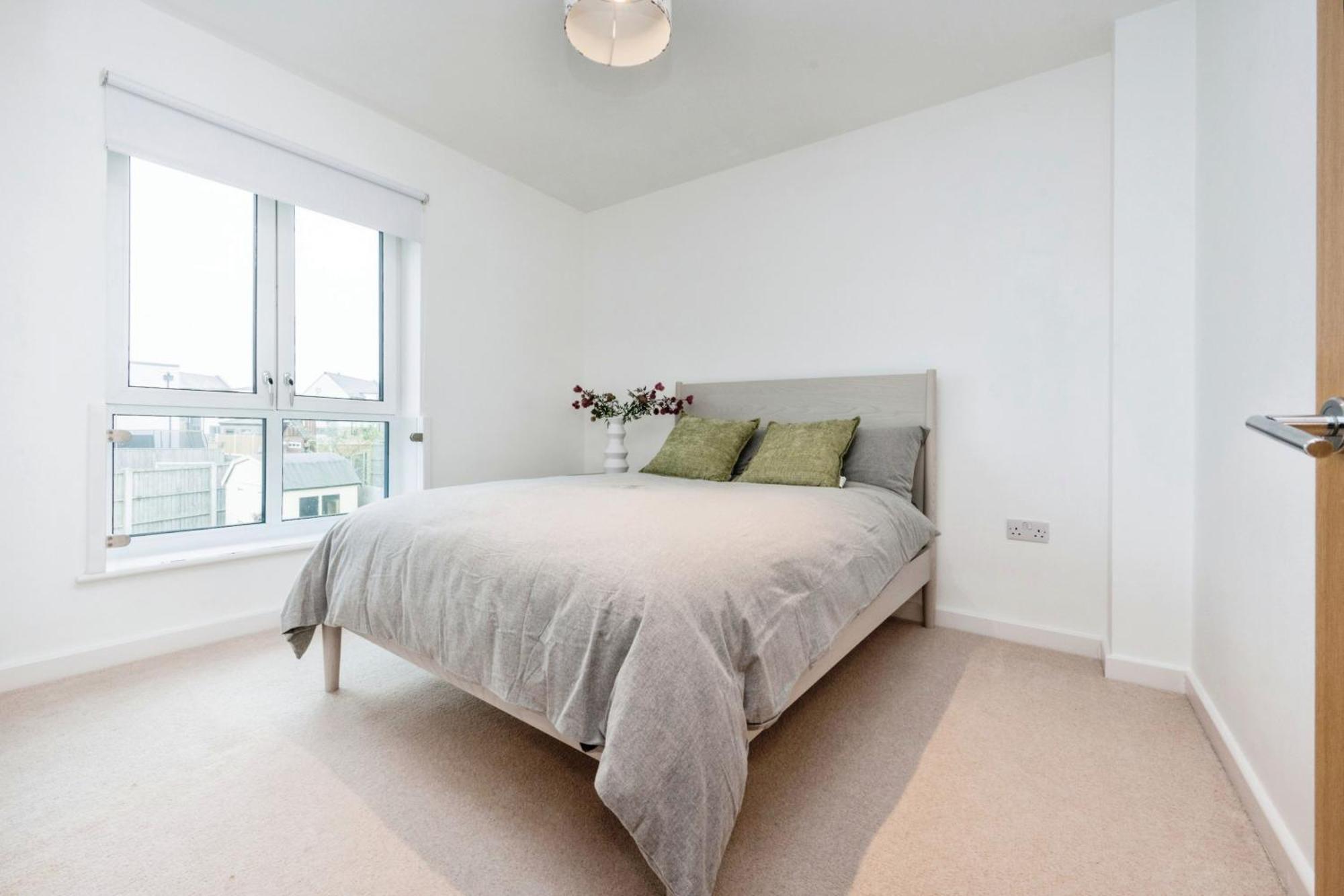 Beautiful 4bh With Study - 8' Walk To Lake- Ideal For Contractors, Business And Family! *