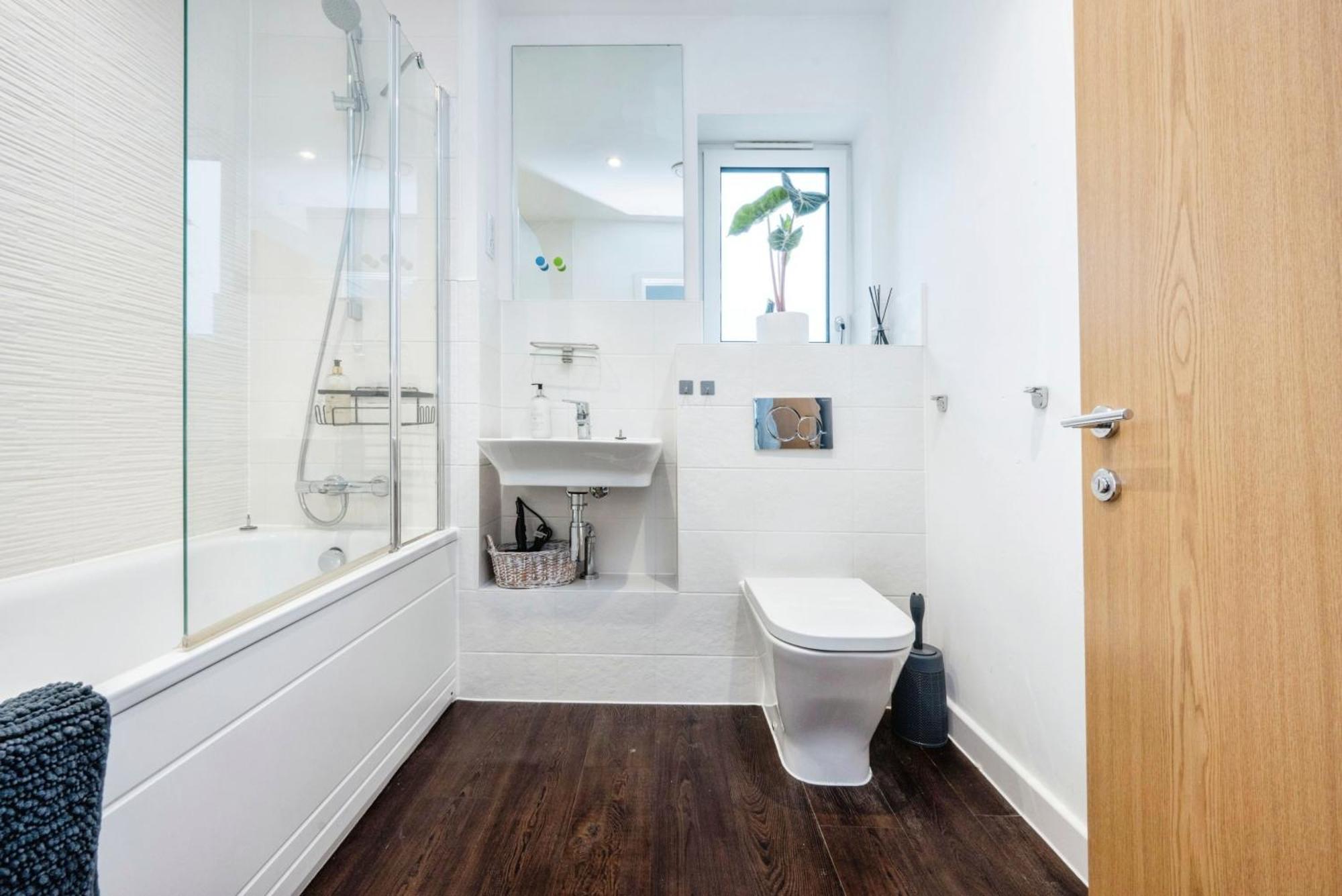 Holiday home Beautiful 4bh With Study - 8' Walk To Lake- Ideal For Contractors, Business And Family! Milton Keynes