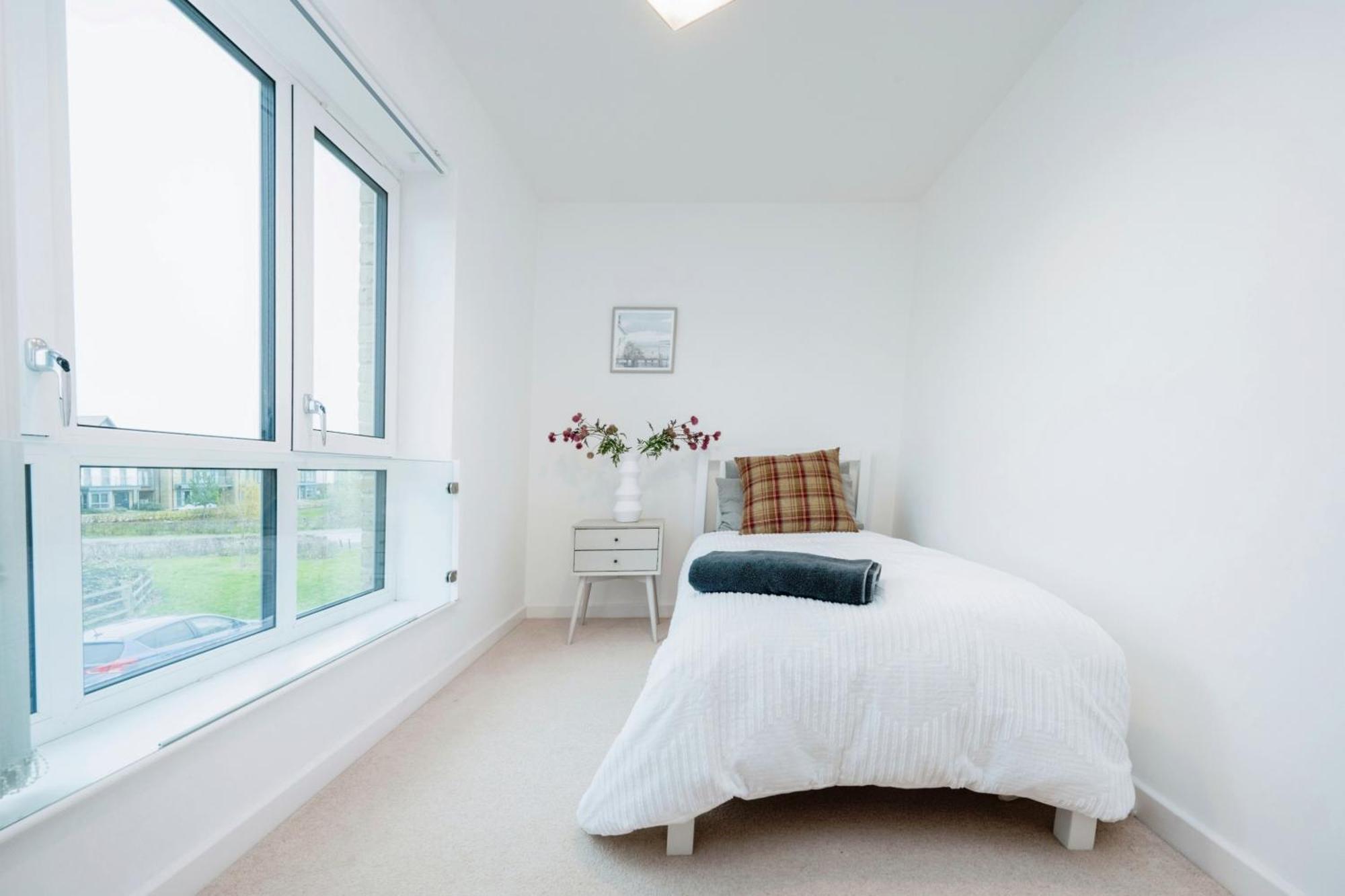 Beautiful 4bh With Study - 8' Walk To Lake- Ideal For Contractors, Business And Family! Holiday home