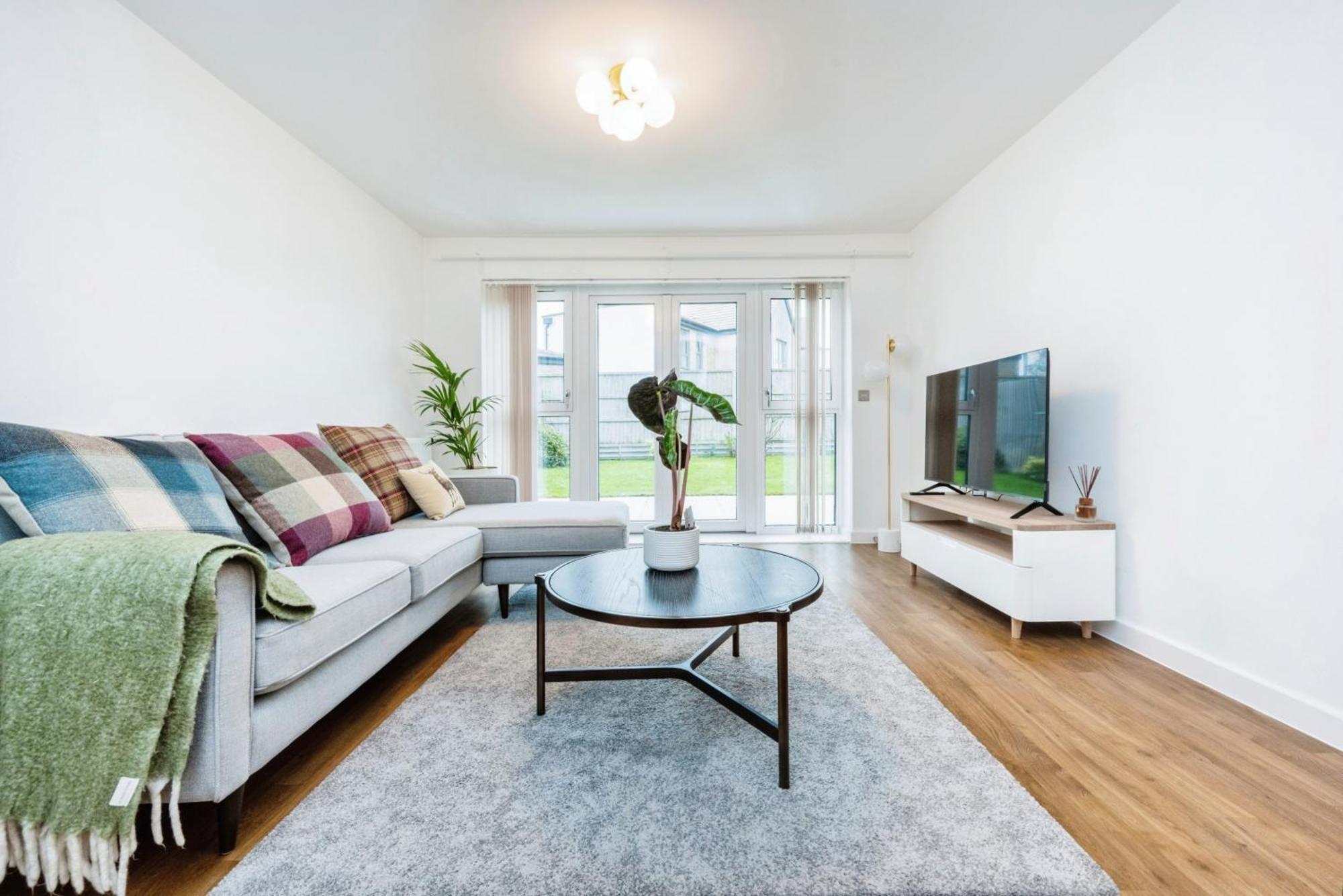 Holiday home Beautiful 4bh With Study - 8' Walk To Lake- Ideal For Contractors, Business And Family! *