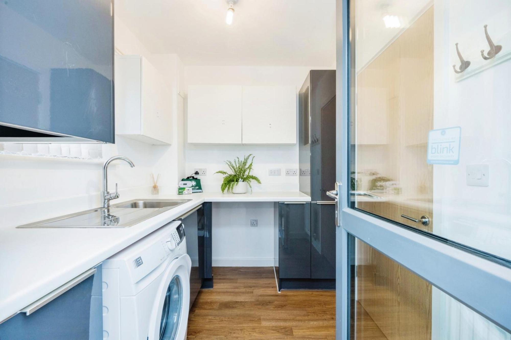 Beautiful 4bh With Study - 8' Walk To Lake- Ideal For Contractors, Business And Family! Holiday home *