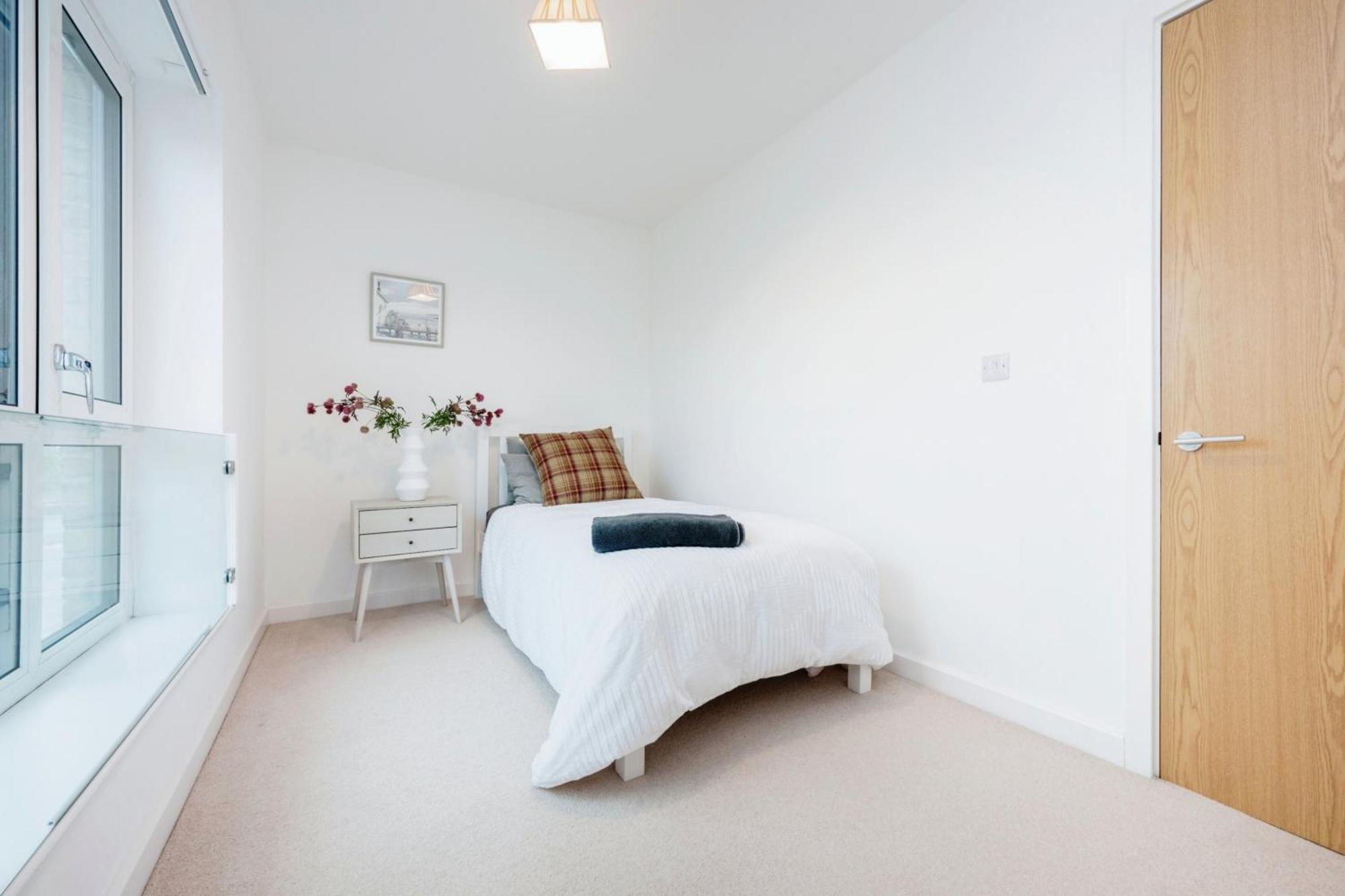 Beautiful 4bh With Study - 8' Walk To Lake- Ideal For Contractors, Business And Family! Holiday home Milton Keynes
