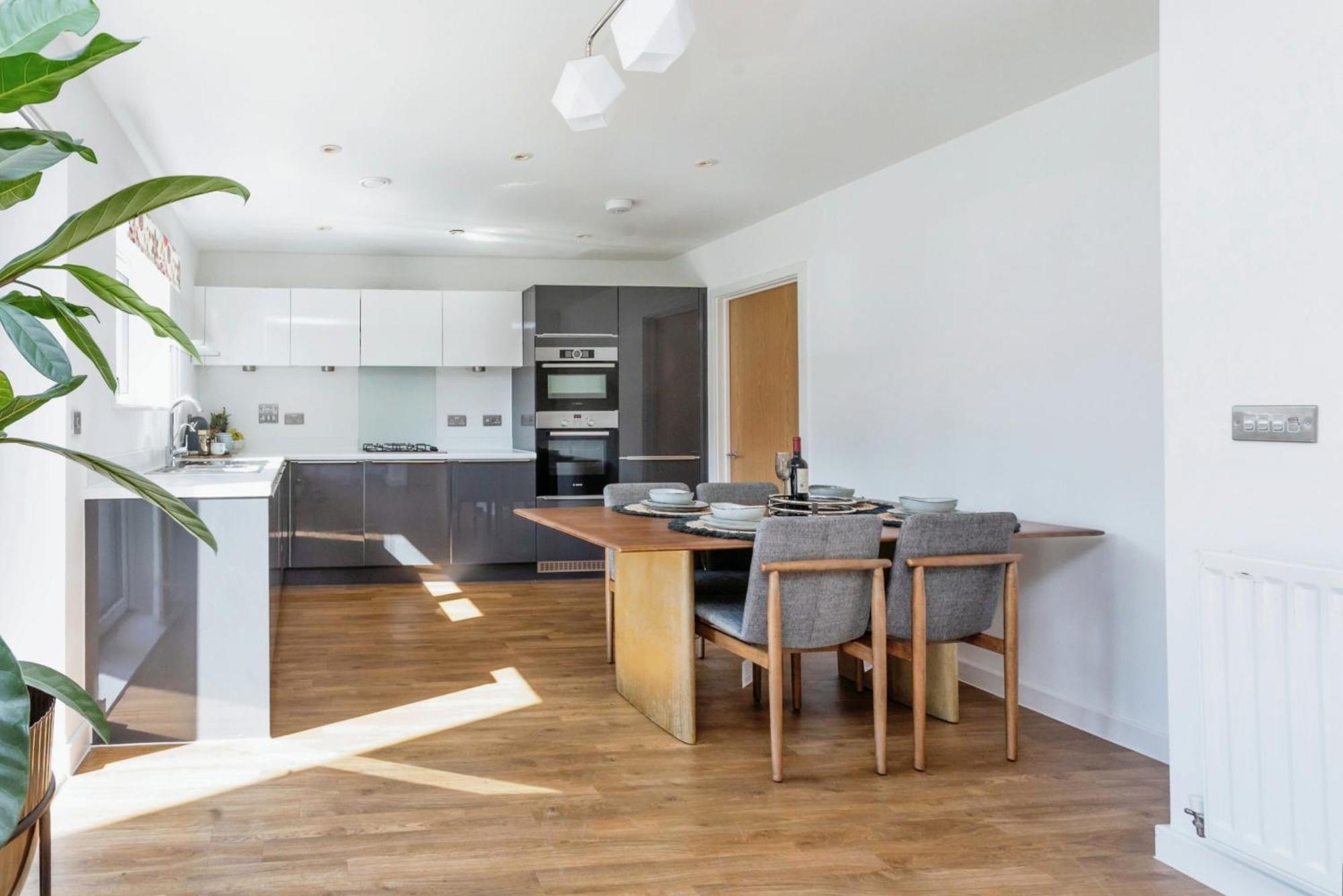 Beautiful 4bh With Study - 8' Walk To Lake- Ideal For Contractors, Business And Family! Holiday home