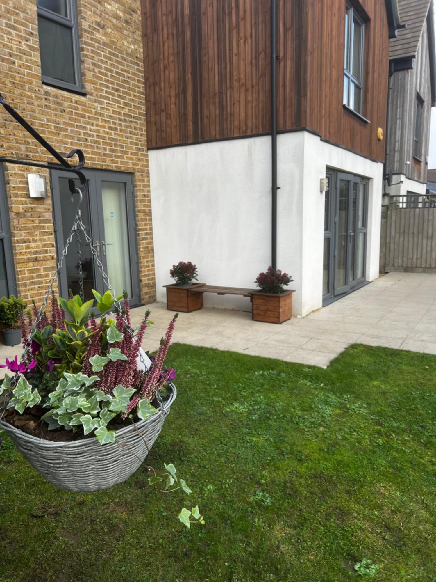 Beautiful 4bh With Study - 8' Walk To Lake- Ideal For Contractors, Business And Family! *